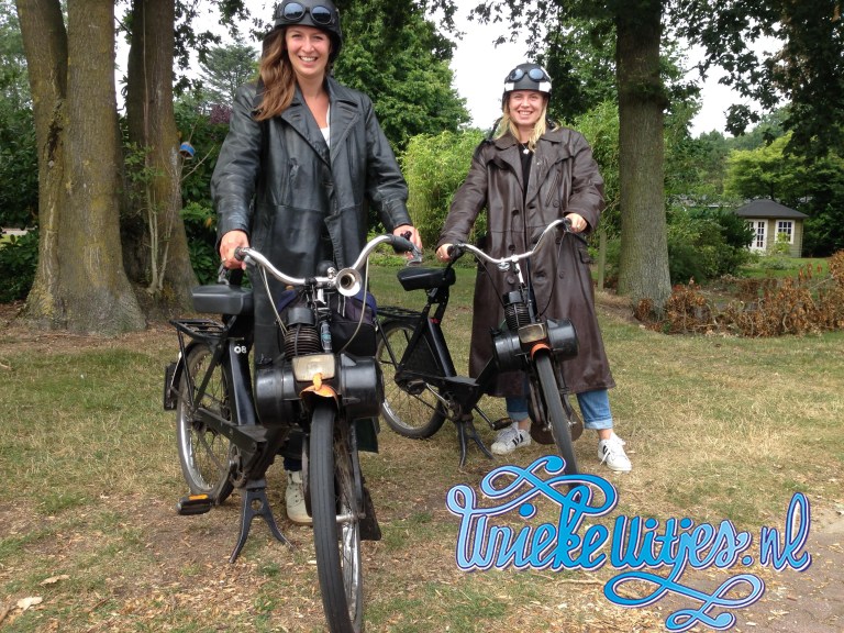 Uniekeuitjes.nl - Solex rijden in klederdracht